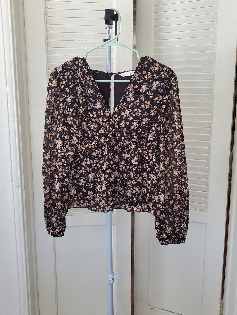 Beyond Words Black Floral Deep V Neck Long Sleeve Blouse Size S